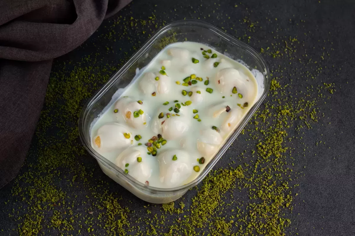 WHITE CHOCOLATE PISTACHIO PROFITEROLE 600G